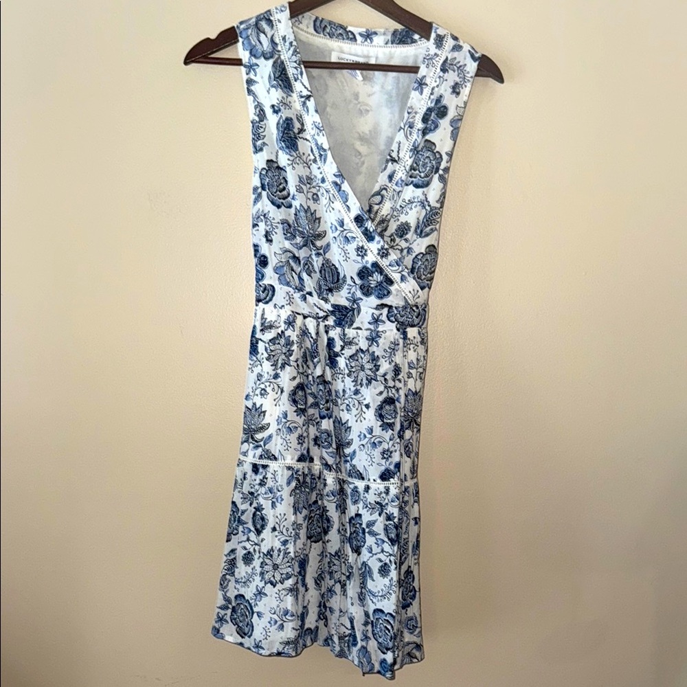 LUCKY BRAND Floral Blue and White Sleeveless Dress w/ wrap around matching sash.